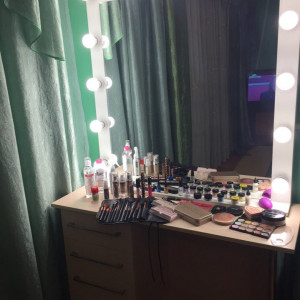 Large make-up mirror with light bulbs